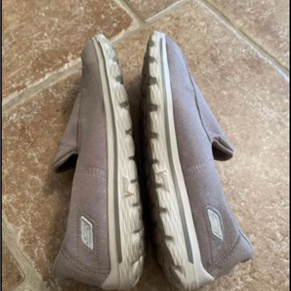 skechers’s beige  sz 8 slip on go  walk 2 lightweight shoes